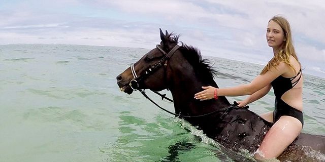 Romantic sunset horse riding on the riambel beach (11)